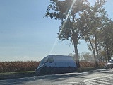 Bus w rowie na skrzyżowaniu k8 i zjazdu na Tarnów