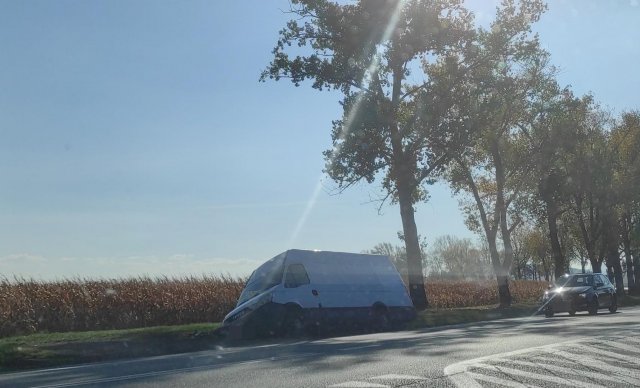 Bus w rowie na skrzyżowaniu k8 i zjazdu na Tarnów