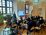 Policjanci w klasztornych murach rozmawiali z młodzieżą o odpowiedzialności karnej i uzależnieniach