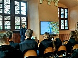 Policjanci w klasztornych murach rozmawiali z młodzieżą o odpowiedzialności karnej i uzależnieniach
