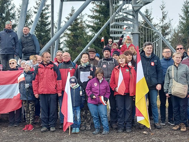 Rajd na Święto Niepodległości i hymn na szczycie Kłodzkiej Góry