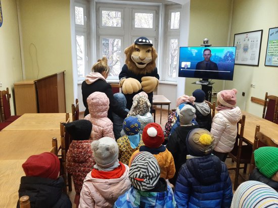 Spotkanie przedszkolaków z komisarzem lwem i rozmowy z policjantką o bezpieczeństwie
