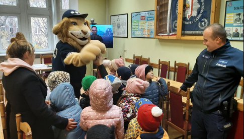 Spotkanie przedszkolaków z komisarzem lwem i rozmowy z policjantką o bezpieczeństwie