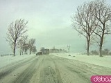 Wiatr nawiewa śnieg na drogę. Utrudnienia w rejonie Kluczowej