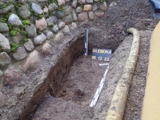 Armia Czerwona rozstrzelała 17-letniego niemieckiego żołnierza ukrywającego się w Głębokiej. POMOST zbadał jego grób i ekshumował szczątki