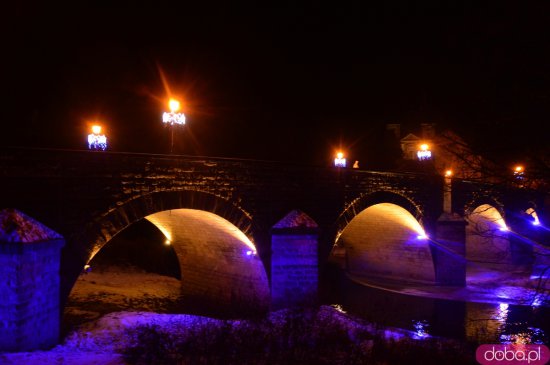 luminacja kamiennego mostu w Bardzie