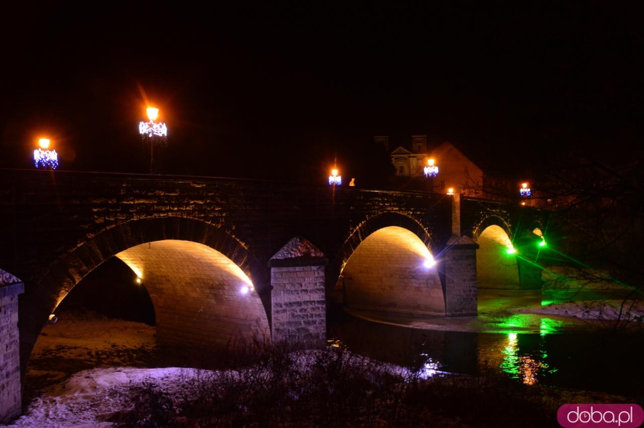 luminacja kamiennego mostu w Bardzie