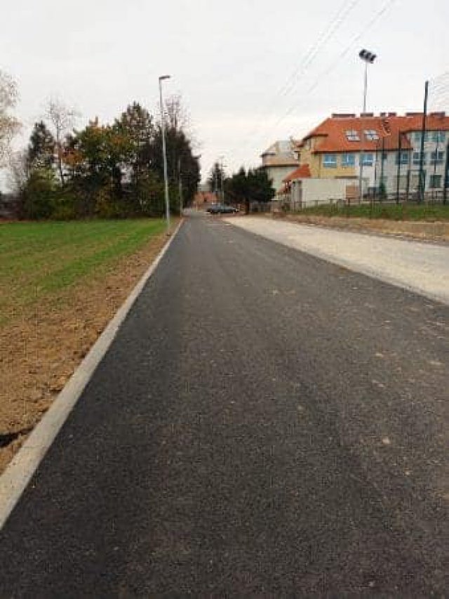 Przebudowano drogę gminną w Ciepłowodach. Powstały nowe miejsca postojowe