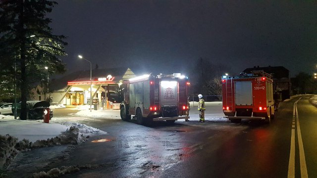 Pożar samochodu na stacji paliw w Złotym Stoku