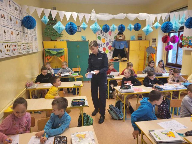 By na feriach było bezpieczne - cykl spotkań w szkołach z ząbkowickimi policjantami