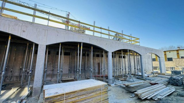 Zobacz jak postępują prace przy budowie hali sportowo-widowiskowej w Ziębicach