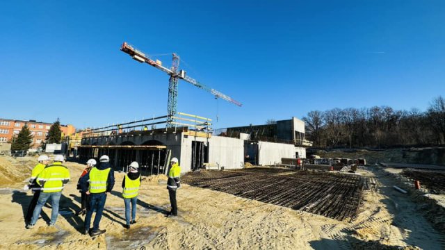 Zobacz jak postępują prace przy budowie hali sportowo-widowiskowej w Ziębicach