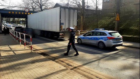 Kolejna ciężarówka nie zmieściła się pod wiaduktem na Wrocławskiej