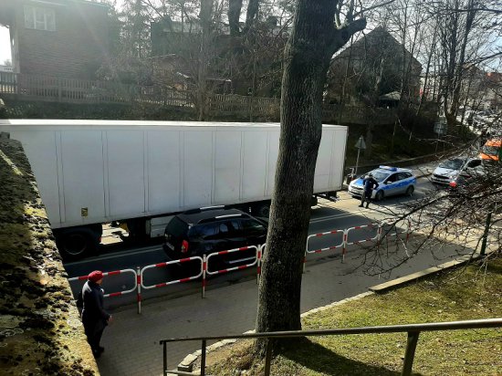Kolejna ciężarówka nie zmieściła się pod wiaduktem na Wrocławskiej