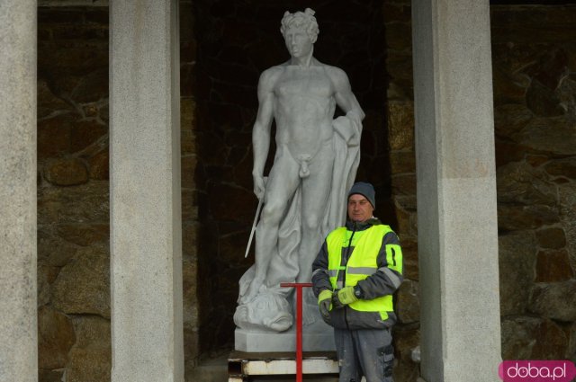 W Grocie Perseusza przy Pałacu Marianny Orańskiej zainstalowano marmurową rzeźbę herosa
