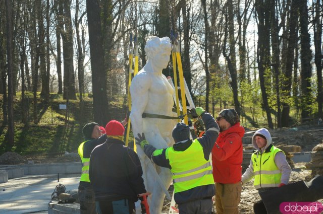 W Grocie Perseusza przy Pałacu Marianny Orańskiej zainstalowano marmurową rzeźbę herosa