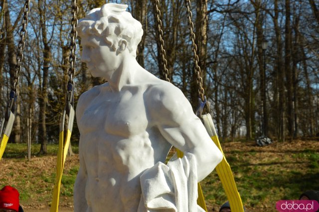 W Grocie Perseusza przy Pałacu Marianny Orańskiej zainstalowano marmurową rzeźbę herosa