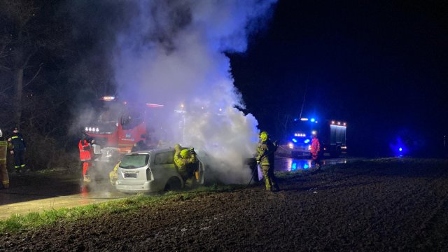Zderzenie trzech pojazdów, pożar i ranni - strażacy szkolili się w Krzelkowie