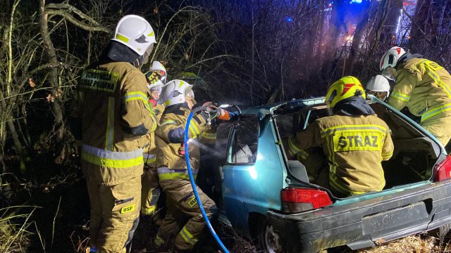 Zderzenie trzech pojazdów, pożar i ranni - strażacy szkolili się w Krzelkowie