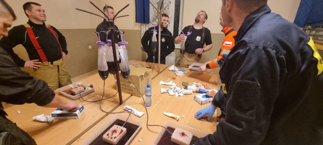 Zderzenie trzech pojazdów, pożar i ranni - strażacy szkolili się w Krzelkowie