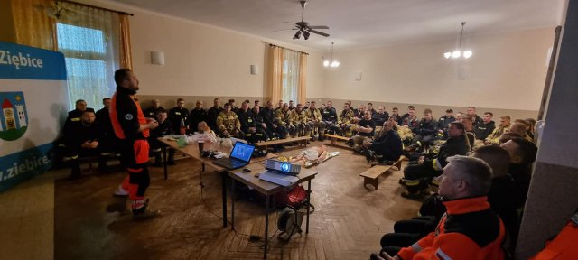 Zderzenie trzech pojazdów, pożar i ranni - strażacy szkolili się w Krzelkowie
