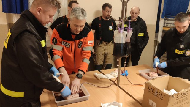 Zderzenie trzech pojazdów, pożar i ranni - strażacy szkolili się w Krzelkowie