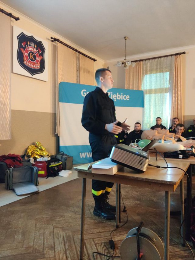 Zderzenie trzech pojazdów, pożar i ranni - strażacy szkolili się w Krzelkowie