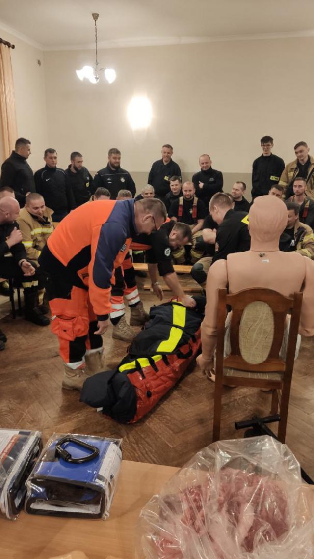 Zderzenie trzech pojazdów, pożar i ranni - strażacy szkolili się w Krzelkowie
