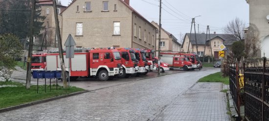 Zderzenie trzech pojazdów, pożar i ranni - strażacy szkolili się w Krzelkowie