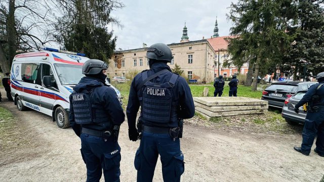 Terroryści na terenie szkoły przetrzymują zakładników - ćwiczenia policji i służb w Henrykowie