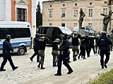 Terroryści na terenie szkoły przetrzymują zakładników - ćwiczenia policji i służb w Henrykowie