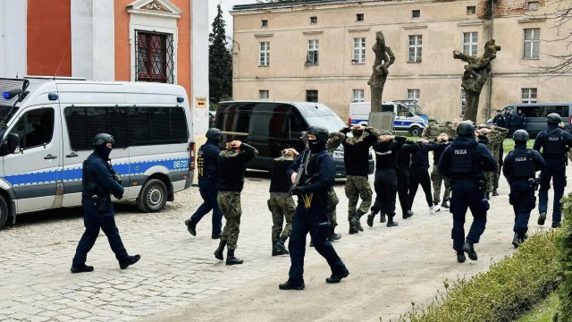 Terroryści na terenie szkoły przetrzymują zakładników - ćwiczenia policji i służb w Henrykowie
