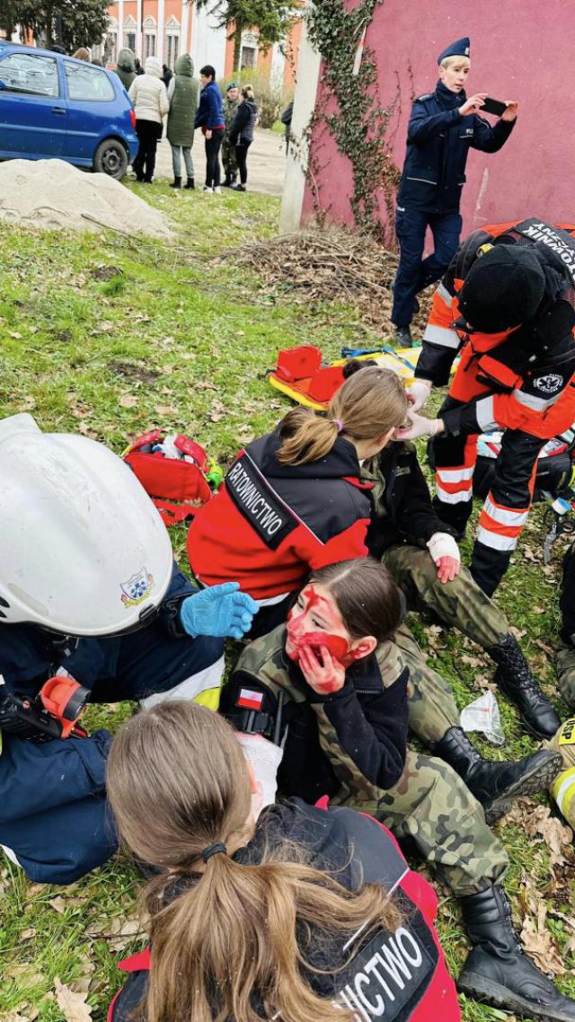 Terroryści na terenie szkoły przetrzymują zakładników - ćwiczenia policji i służb w Henrykowie