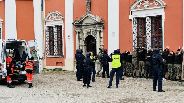 Terroryści na terenie szkoły przetrzymują zakładników - ćwiczenia policji i służb w Henrykowie