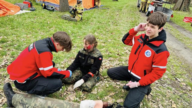 Terroryści na terenie szkoły przetrzymują zakładników - ćwiczenia policji i służb w Henrykowie