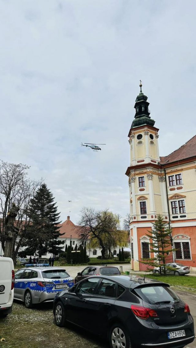 Terroryści na terenie szkoły przetrzymują zakładników - ćwiczenia policji i służb w Henrykowie