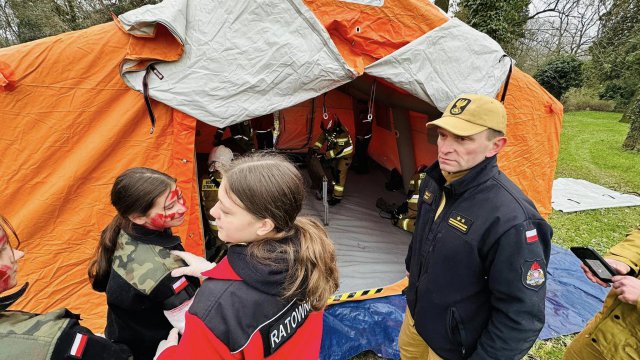 Terroryści na terenie szkoły przetrzymują zakładników - ćwiczenia policji i służb w Henrykowie
