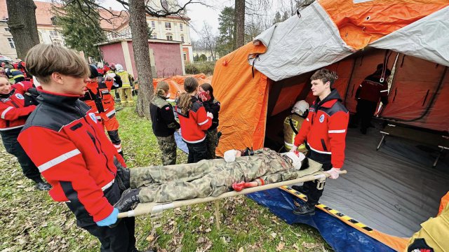 Terroryści na terenie szkoły przetrzymują zakładników - ćwiczenia policji i służb w Henrykowie