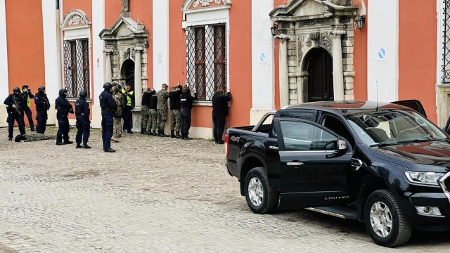 Terroryści na terenie szkoły przetrzymują zakładników - ćwiczenia policji i służb w Henrykowie