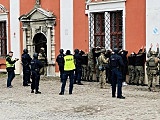 Terroryści na terenie szkoły przetrzymują zakładników - ćwiczenia policji i służb w Henrykowie