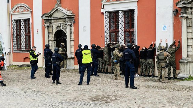 Terroryści na terenie szkoły przetrzymują zakładników - ćwiczenia policji i służb w Henrykowie