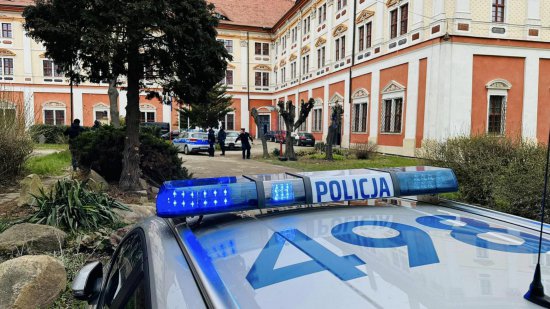 Terroryści na terenie szkoły przetrzymują zakładników - ćwiczenia policji i służb w Henrykowie