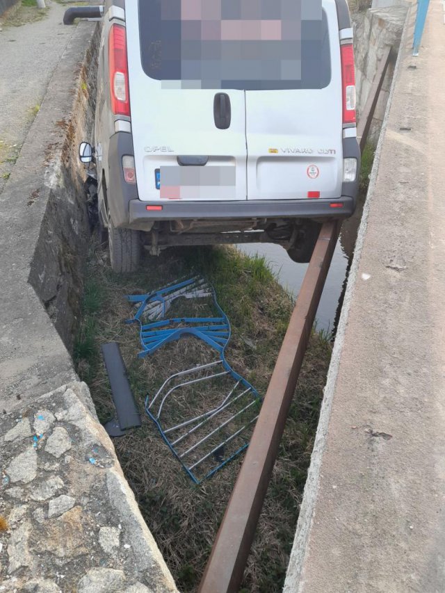 Bus staranował bariery i wpadł do rzeki w Ożarach