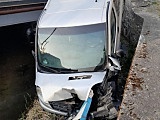 Bus staranował bariery i wpadł do rzeki w Ożarach