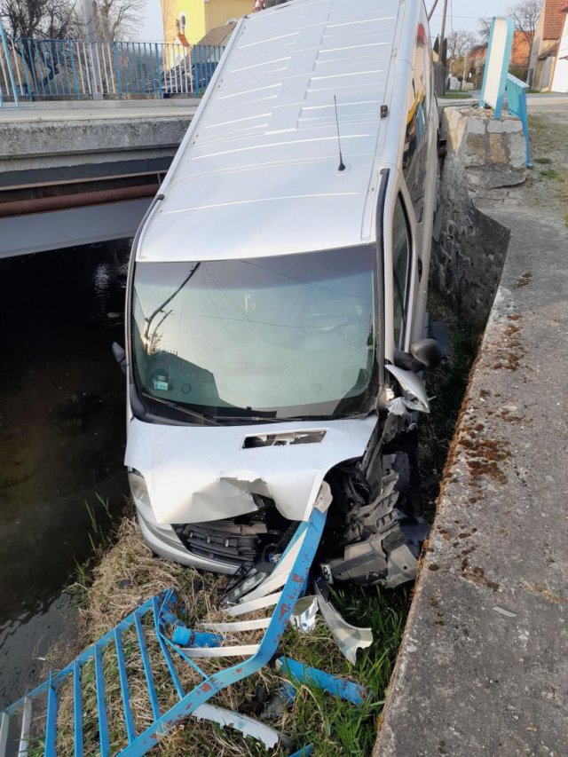 Bus staranował bariery i wpadł do rzeki w Ożarach