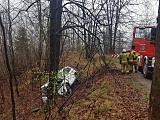 W Złotym Stoku osobówka wypadła z drogi i uderzyła w drzewo