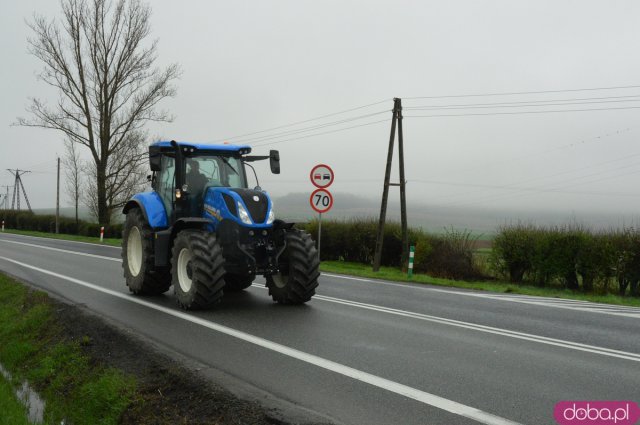 Protest rolników na ósemce - traktorami przejechali z Boguszyna do Ząbkowic Śląskich