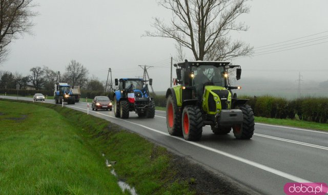 Protest rolników na ósemce - traktorami przejechali z Boguszyna do Ząbkowic Śląskich