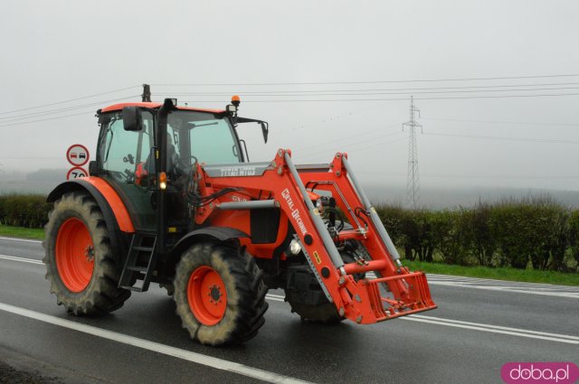 Protest rolników na ósemce - traktorami przejechali z Boguszyna do Ząbkowic Śląskich