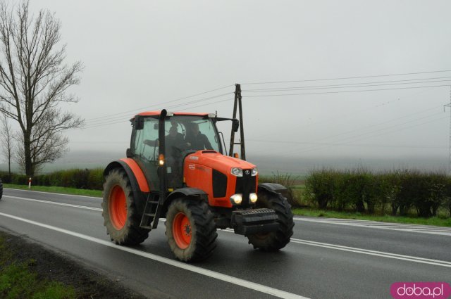 Protest rolników na ósemce - traktorami przejechali z Boguszyna do Ząbkowic Śląskich